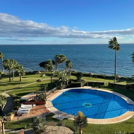 Apartment Molinos On The Beachfront With Pool Estepona